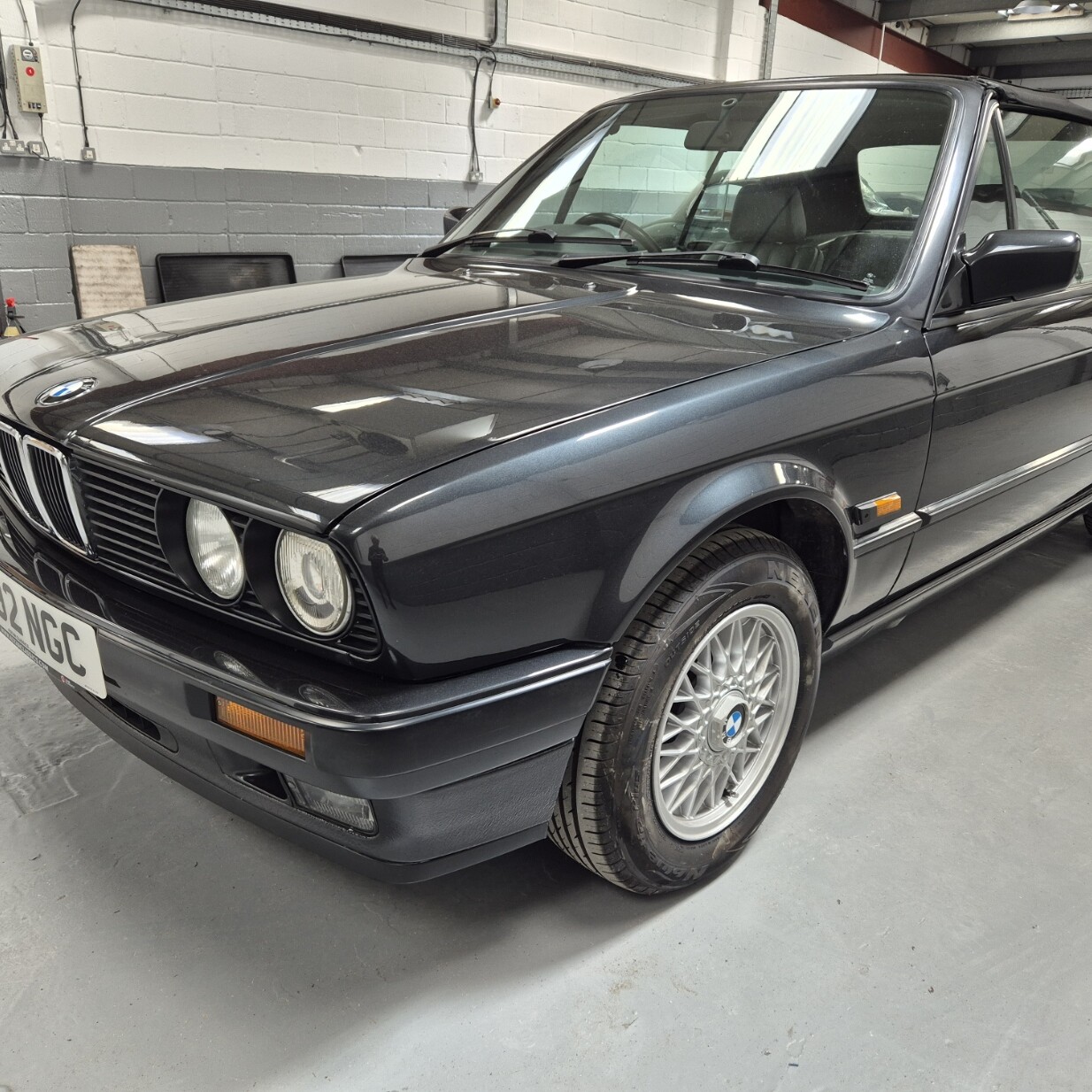 BMW 325i Convertible (E30)