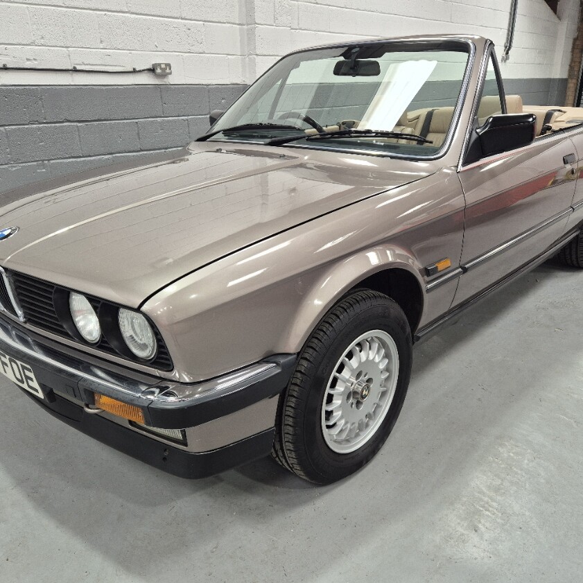 BMW 320i Convertible (E30)